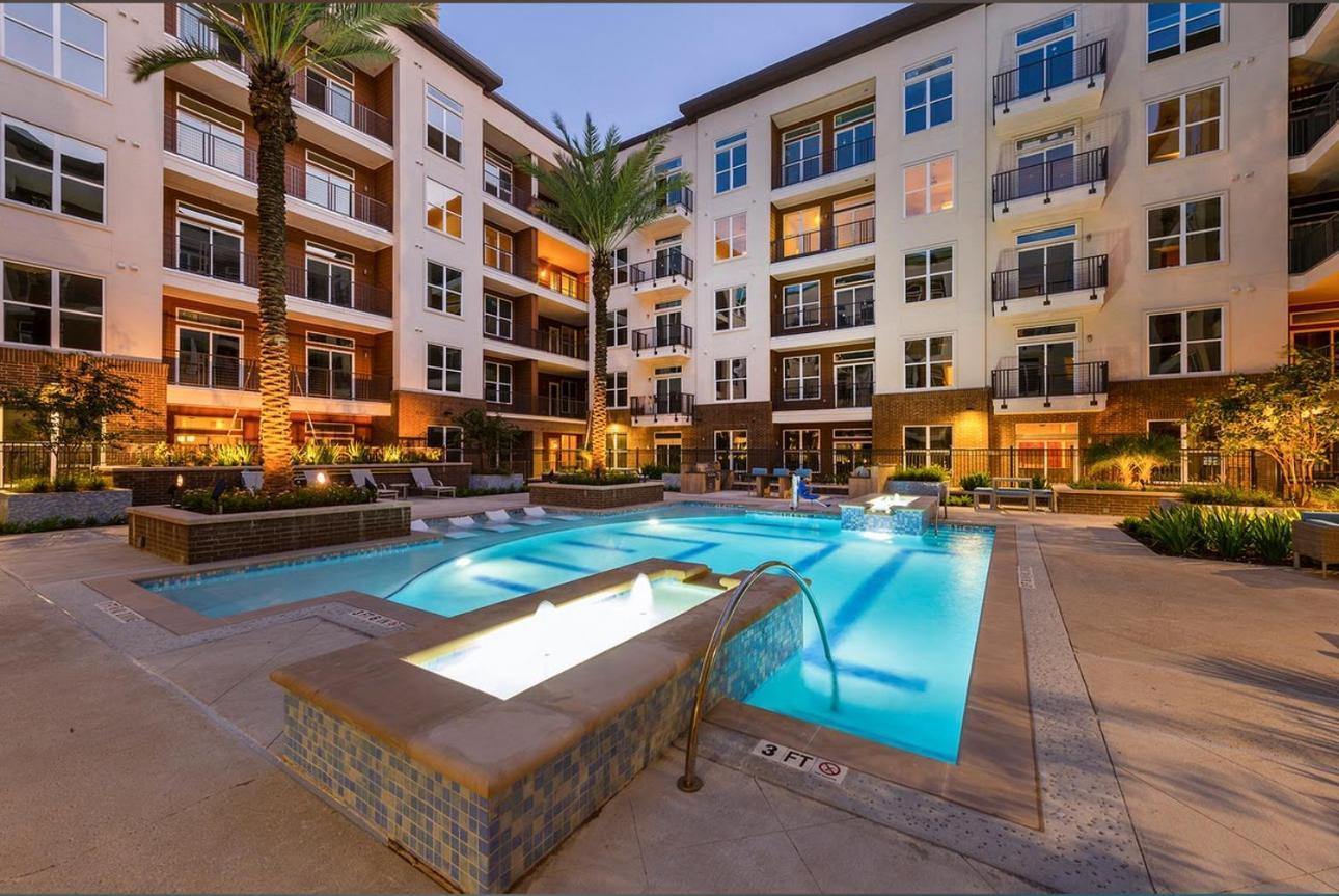 Downtown Modern Elegance With Free Parking, Pool, Wifi And A King Bed Apartment Houston
