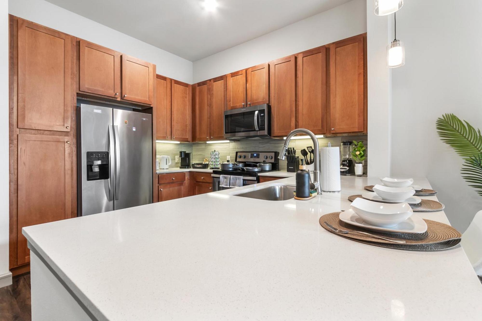 Downtown Modern Elegance With Free Parking, Pool, Wifi And A King Bed *