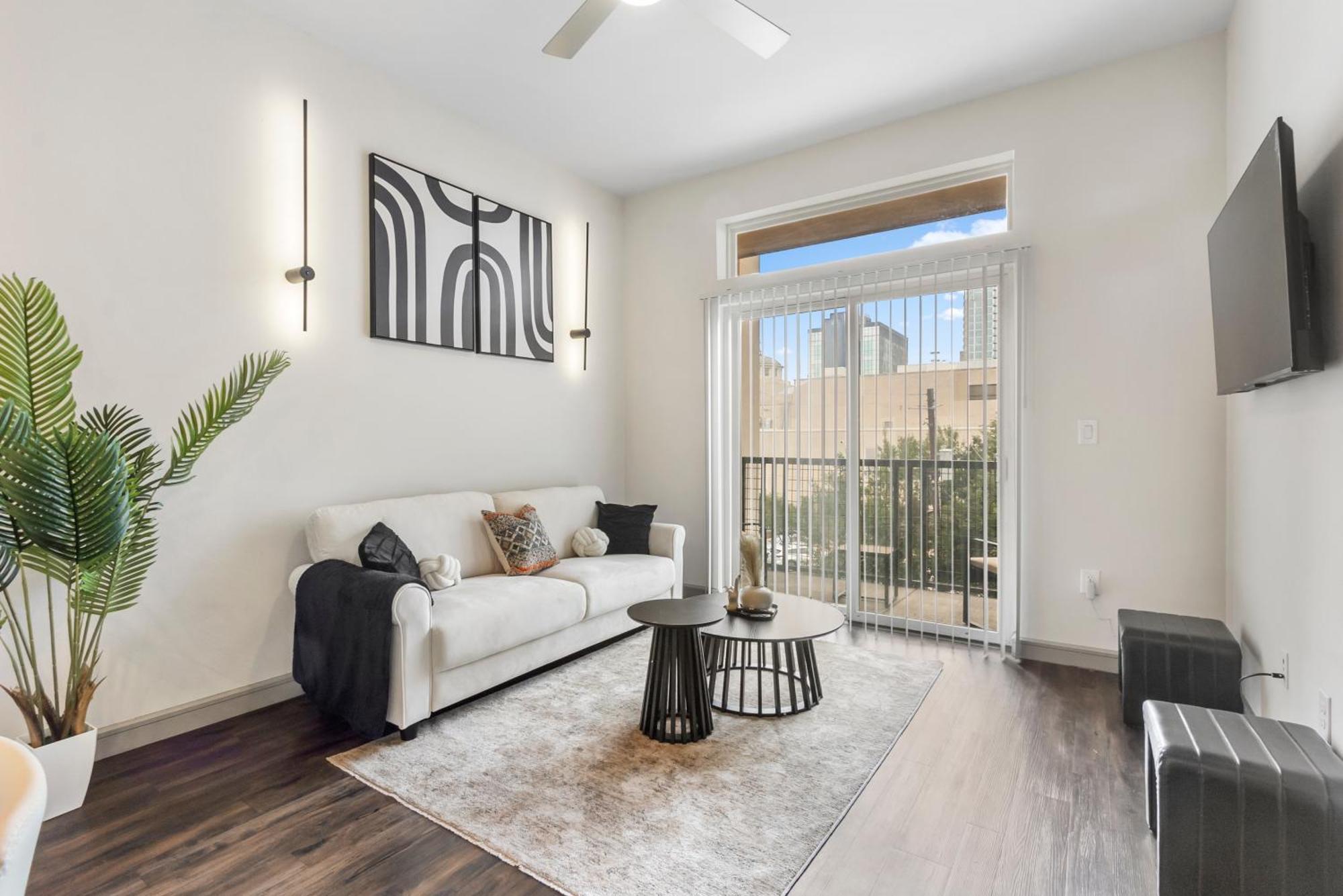 Downtown Modern Elegance With Free Parking, Pool, Wifi And A King Bed * Houston